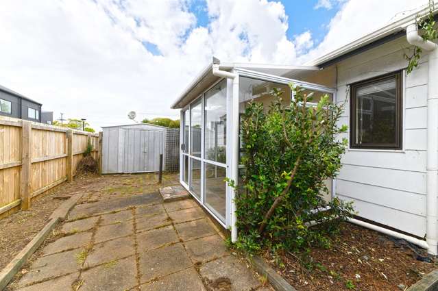 2/121 Bruce Mclaren Road Henderson_1