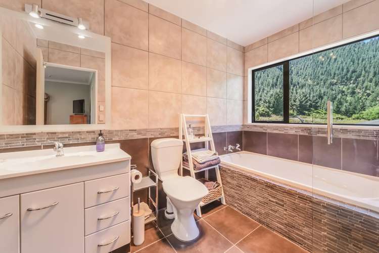 11 Mead Road Brightwater_24