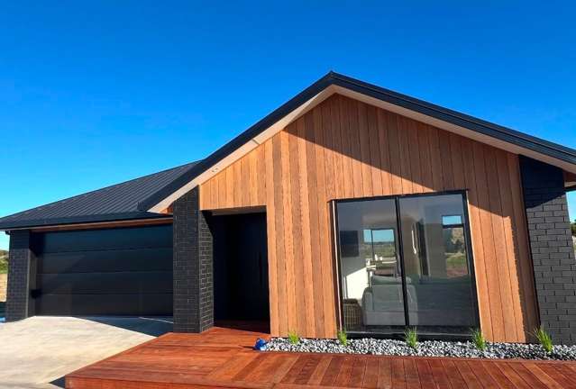 Near-new 3 bebroom home in Coastlands