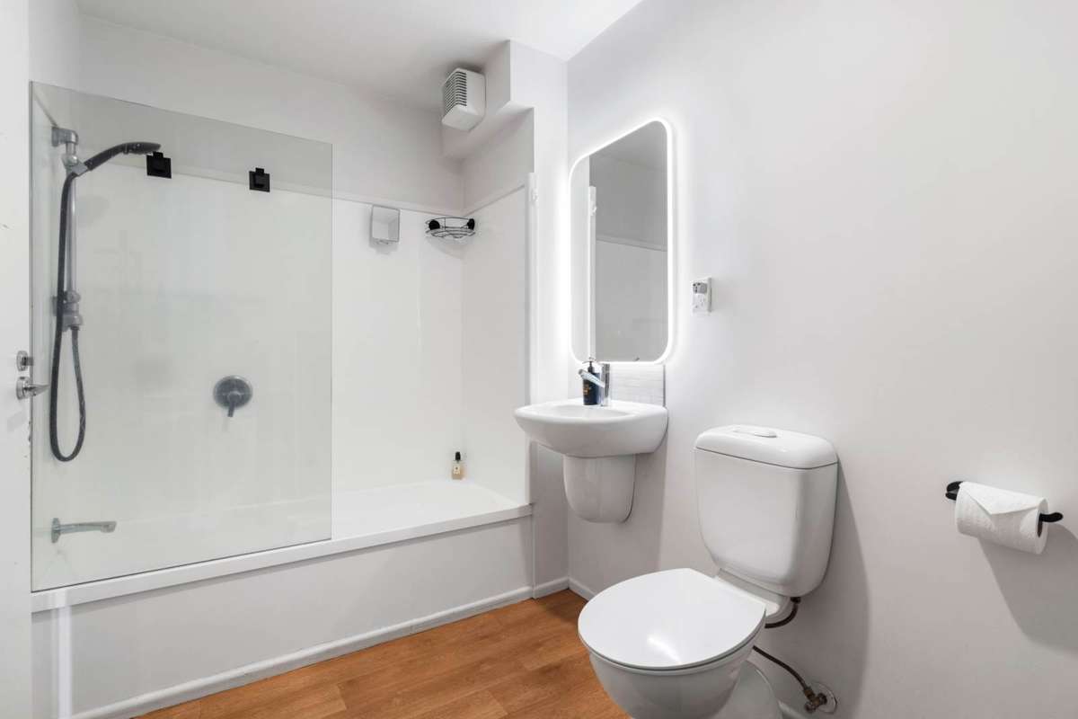 5b/121 Newton Road_4