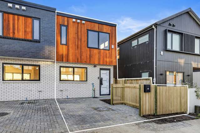 Move In Ready, Brand New Modern Rosehill Living