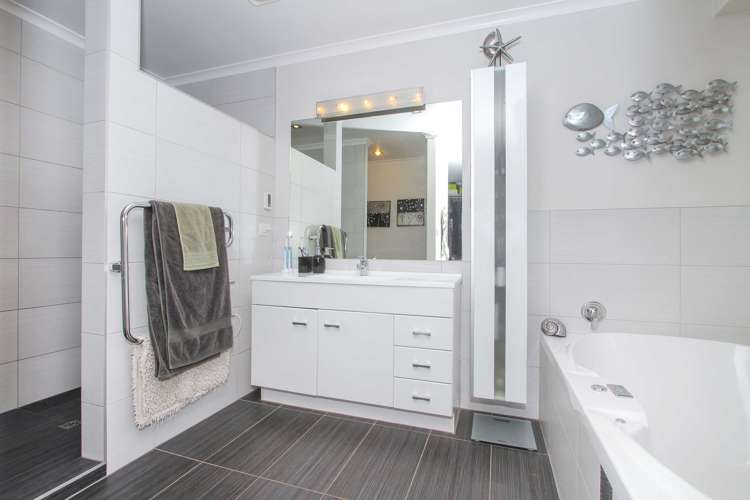 39 Whangaparaoa Road Red Beach_11