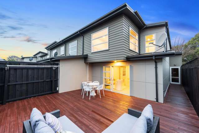 Stylish City-Fringe With Double Garage!