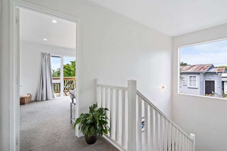 8 Lookout Drive Laingholm_10
