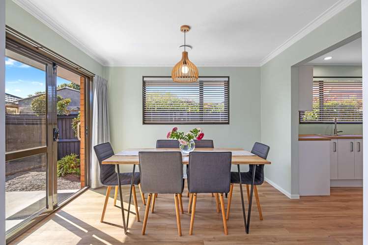 2/58 Ambleside Drive Burnside_5