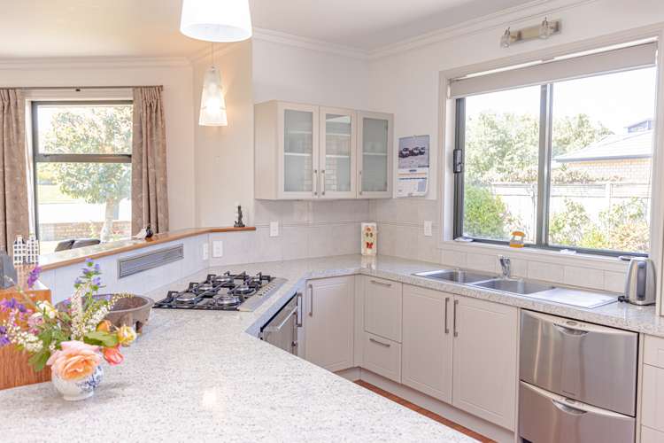 25 Lithgow Drive Otamatea_4