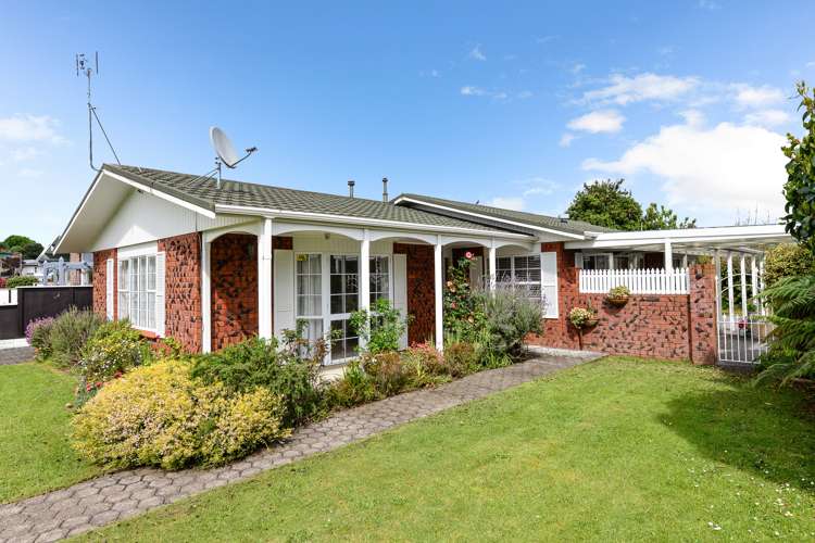 11 Sandalwood Drive Dinsdale_1