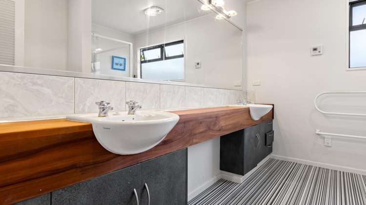 2/50 Wakeman Road Acacia Bay_13