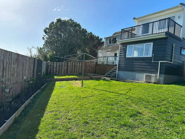 4-Bed Unit with Balcony & Sundeck - Prime Location