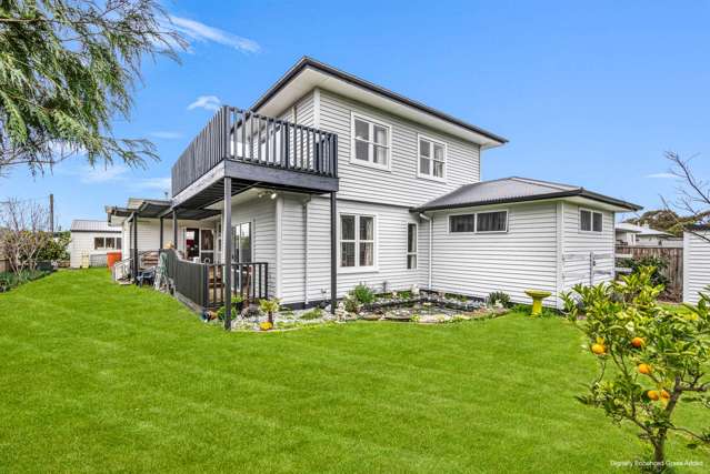 Supersized Family Retreat - Space, Style & Solar!