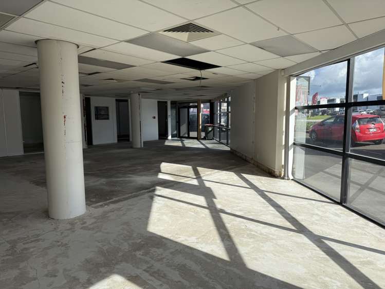 J/701 Great South Road Penrose_2