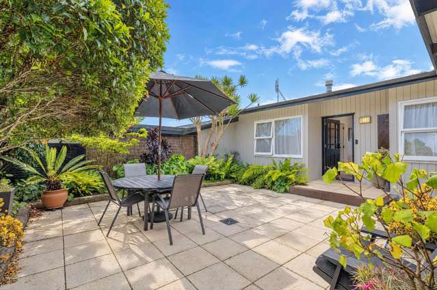 Home & Granny Flat with Seaview's in Macleans