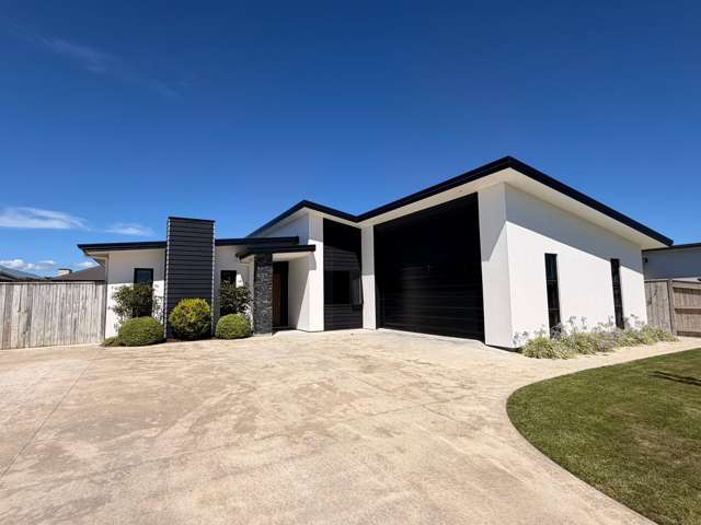 Showhome Standard! Immaculate Living on Cherry Place