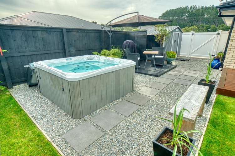 174 Coulson Road Paroa_36