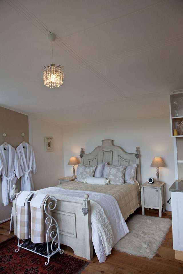 French Studio - semifurnished - suit a single