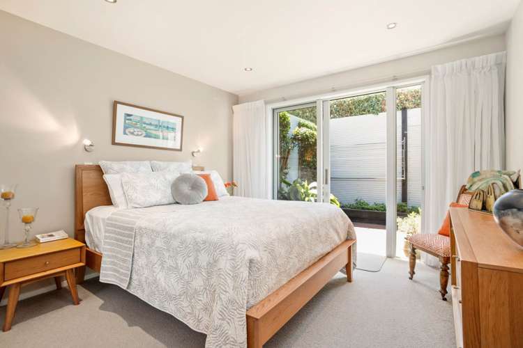 2/4 Beach Road Castor Bay_12