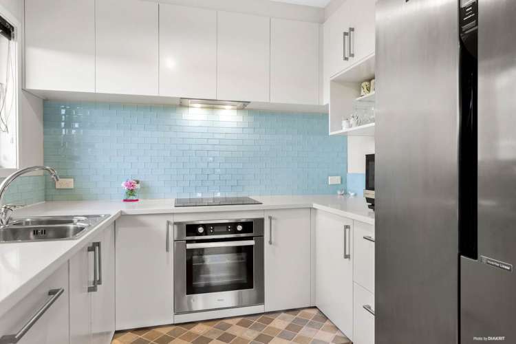2/4 Noumea Place Mairangi Bay_19