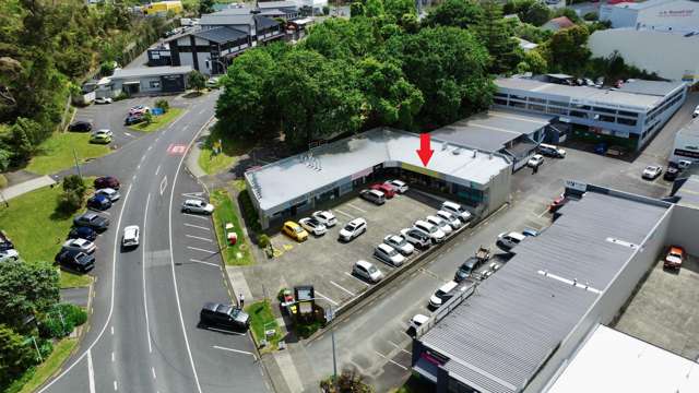 153 sqm Retail with parking and exposure!