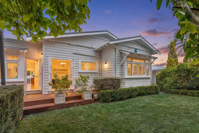 Pure Gold; Character, Luxury & Walk to the Bays