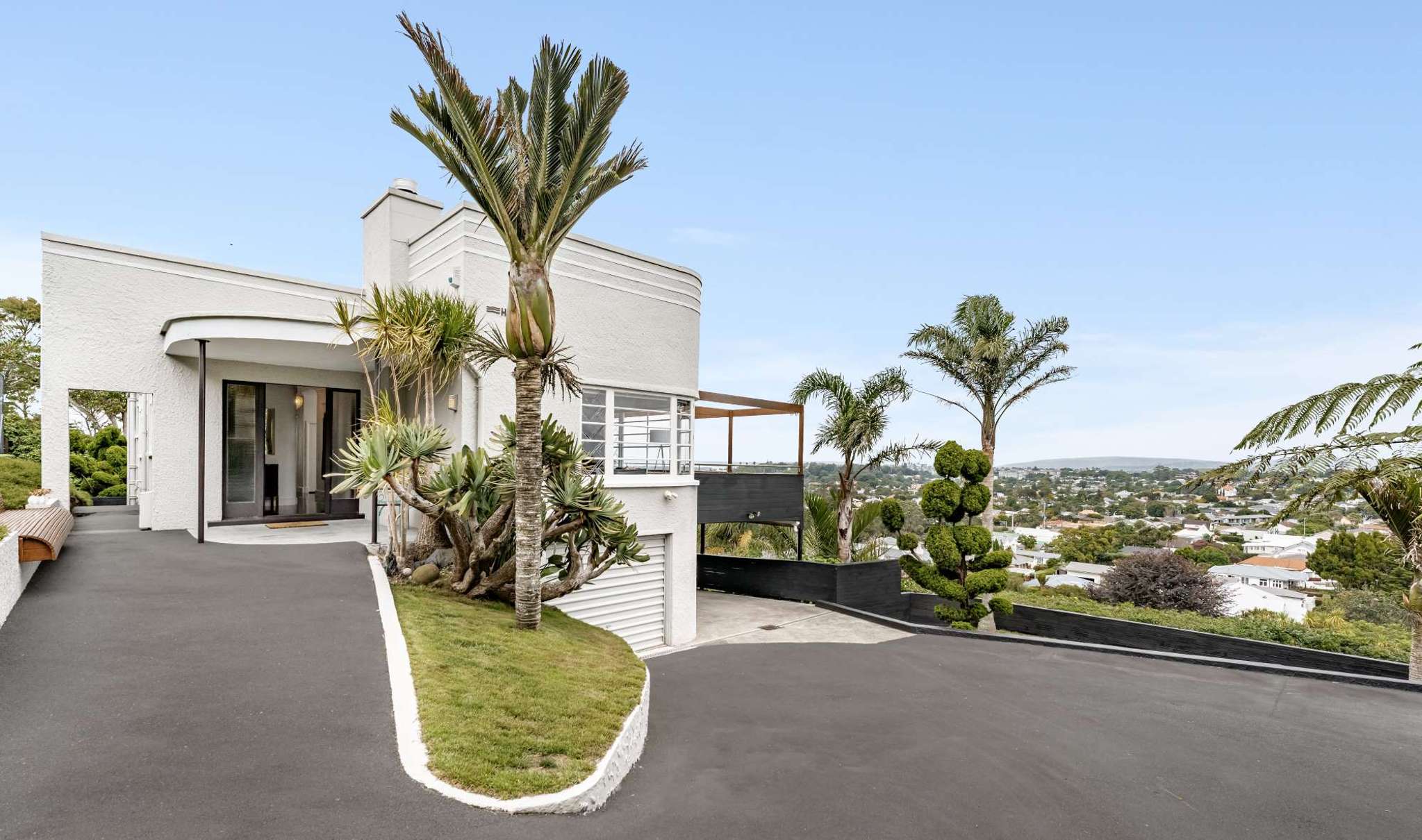 Art deco icon with views over Epsom hits the market - ‘it’s a beautiful statement house’