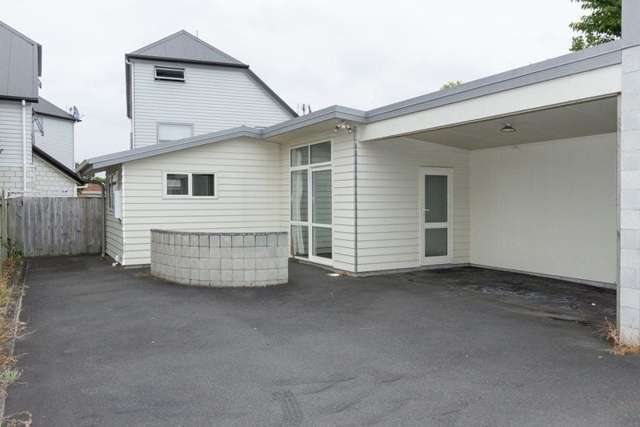 Spacious 2 Bed Unit in Hamilton East