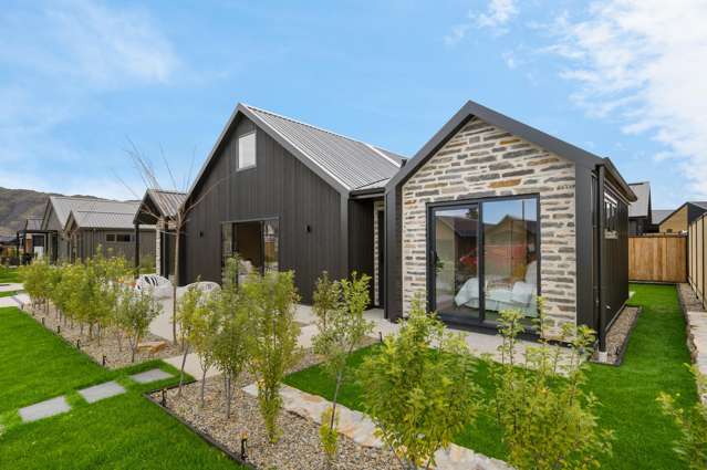 5 bedrooms & room for the boat, trailer & caravan!