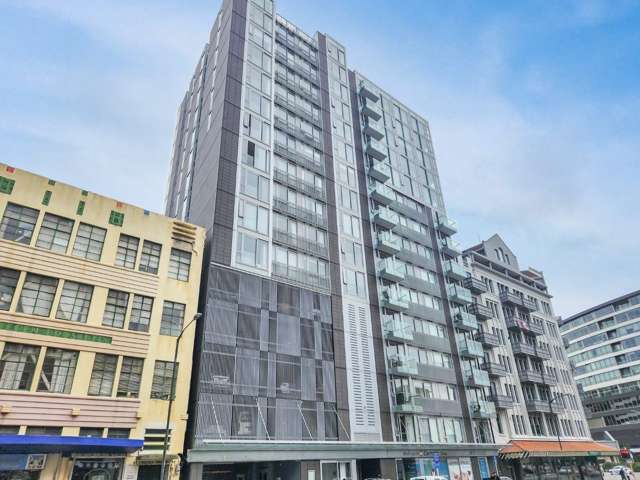Stylish Inner-City Apartment with Balcony & Car Park