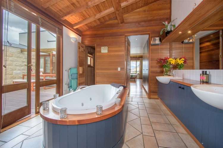 143 Wynyard Crescent Fernhill/Sunshine Bay_21