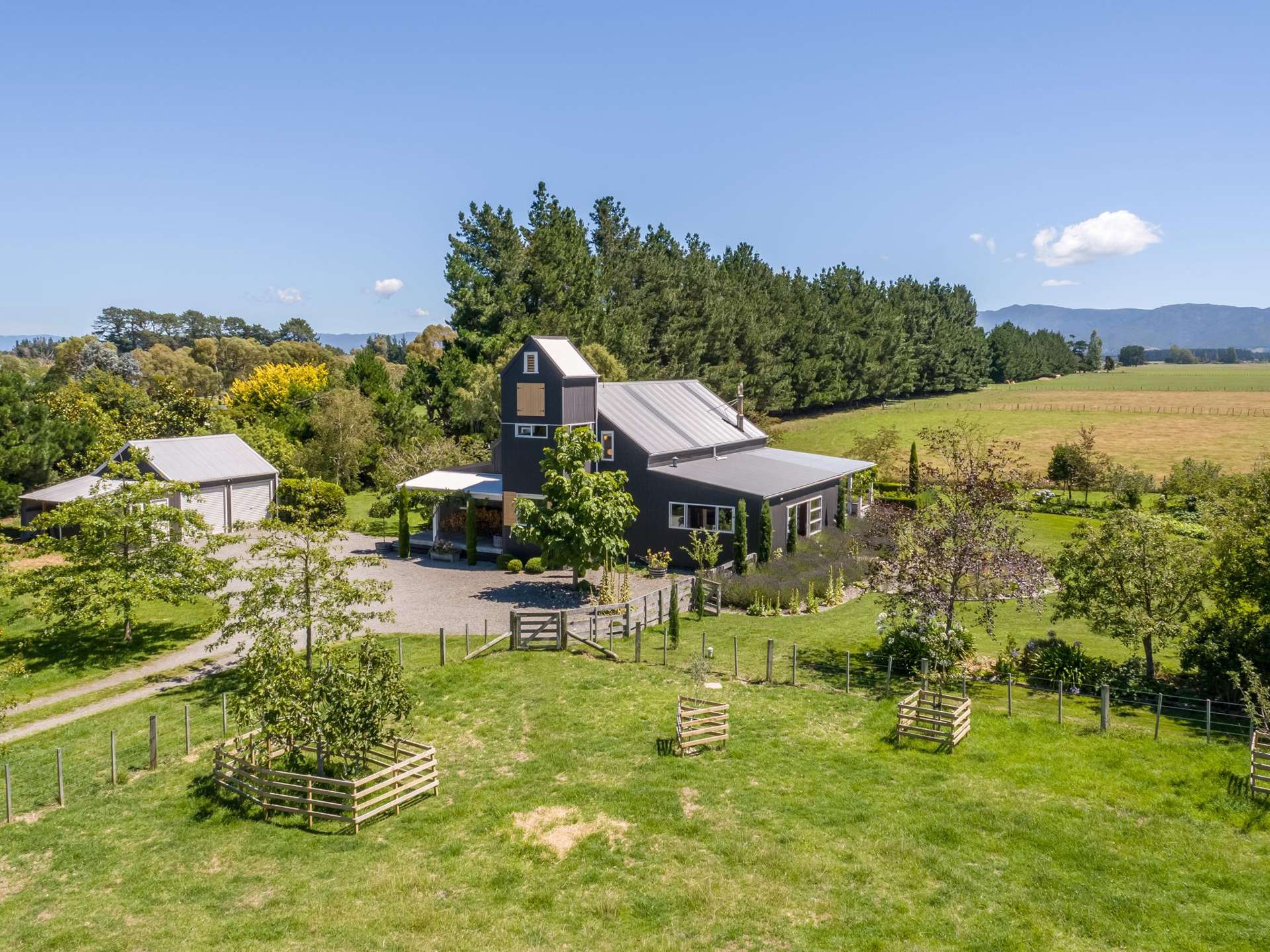 80 Battersea Road Morisons Bush_0