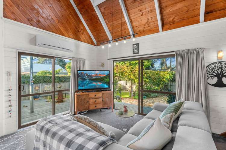 6 Shearwater Street One Tree Point_11