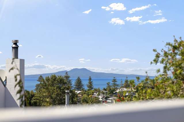 Expansive Sea Views, Extensive Modernised Living