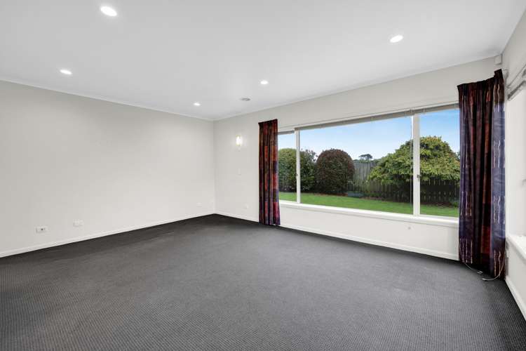 8 Edna Wills Place Hawera_12