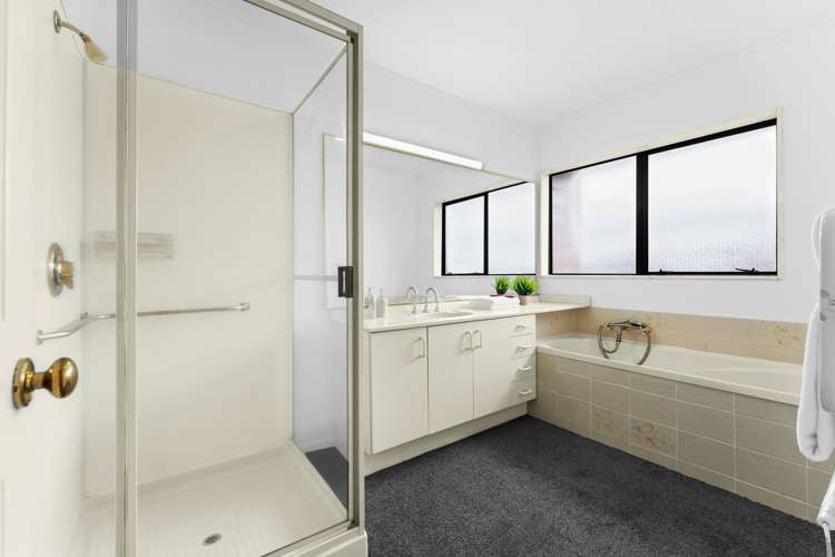 25 Lexington Drive Botany Downs_17