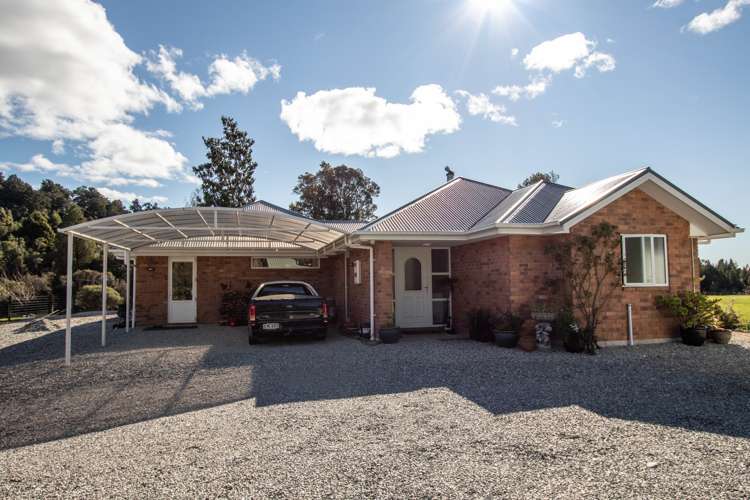 4 Terrace View Hokitika_25