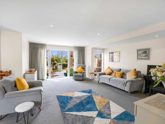 3 Bedroom, Sunny Townhouse - With Fabulous Views!