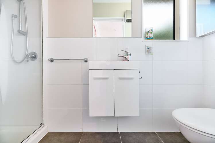 70 Kelman Road Kelston_8