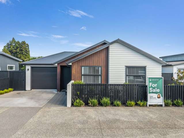 Modern Living with Reserve Views and Privacy