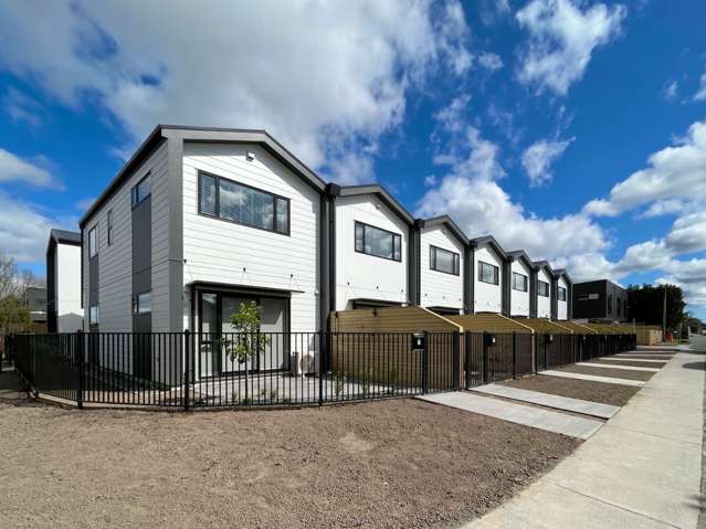 Fully Furnished, Charming Two-Bedroom Townhouse in Te Atatu Peninsula – Short Term (6 Months)