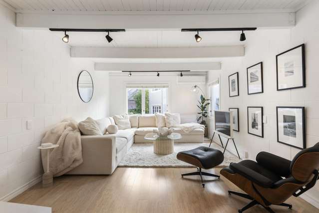 TOWNHOUSE: CAREFREE & CONVENIENT