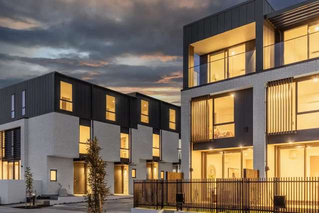 2.5 bed newish modern home in Flat Bush