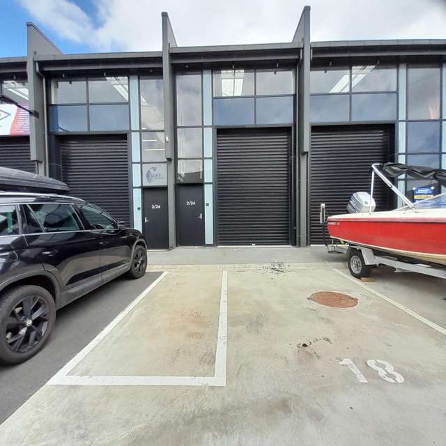 Warehouse in Prime Location For Lease