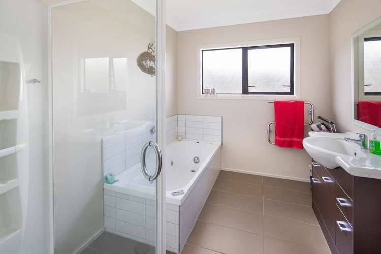 2 Yarnbrook Grove Churton Park_11