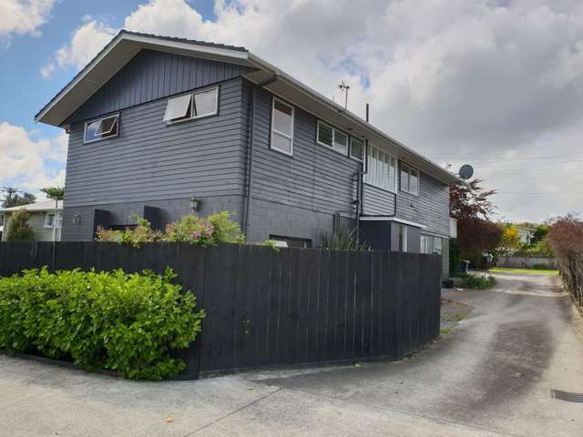 Cozy 3 bedroom in sought after Te Atatu Peninsula