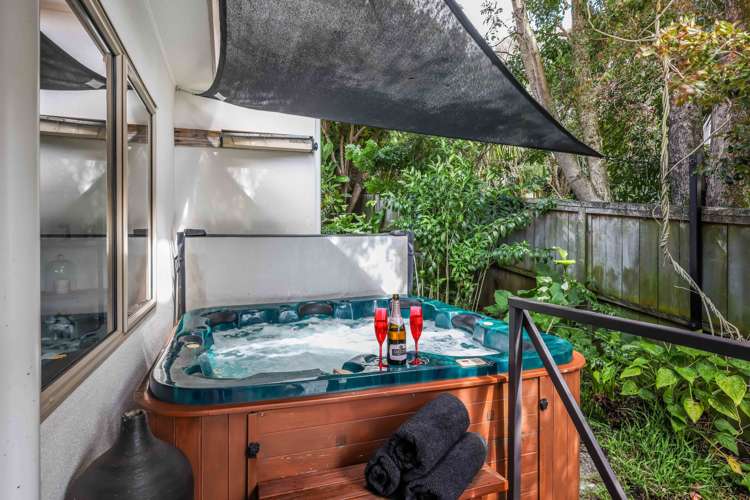 15 Margaret Henry Crescent Oteha_1