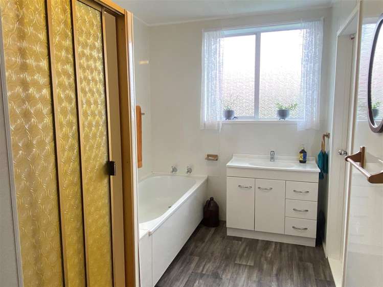 402 Main South Road Paroa_15