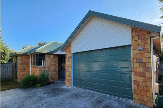 Freshly Renovated Family Home – New Carpet, Paint & Lawns Included