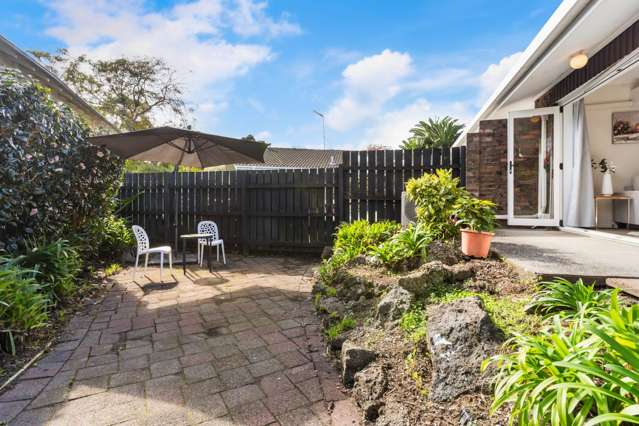 Top Spot! 2 Beds + 2 Carports in MAGS Zone