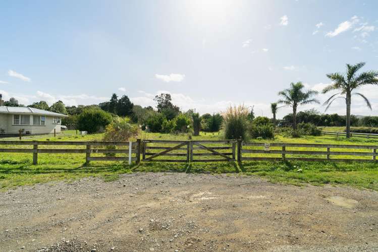 2 and 4 Waikawa Beach Road Manakau_4