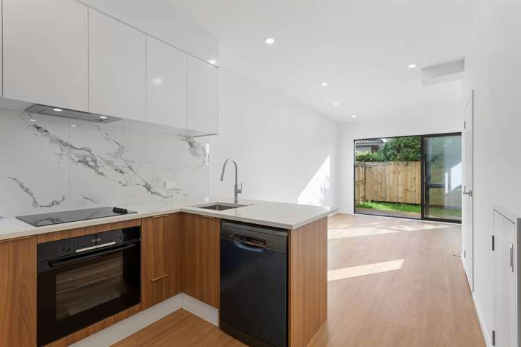 8/58 Waipani Road Te Atatu Peninsula_1