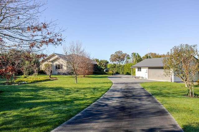 SUNDRENCHED LIVING WITH STUNNING RURAL VIEWS